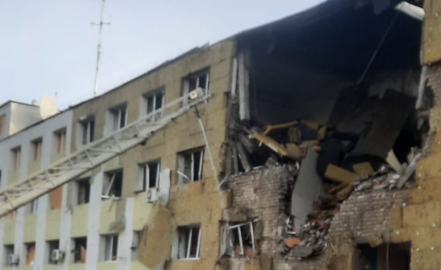 На Харківщині внаслідок ворожого обстрілу пошкоджено будівлю податкової інспекції