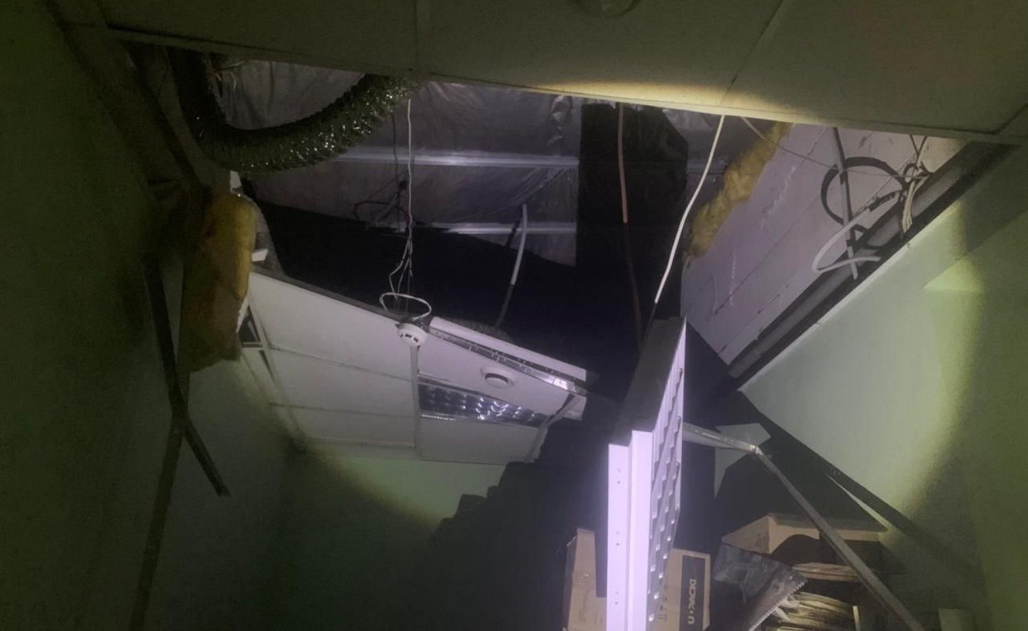 Внаслідок ворожого обстрілу на Полтавщині пошкоджено одне з приміщень податкової. Фото № 2/1