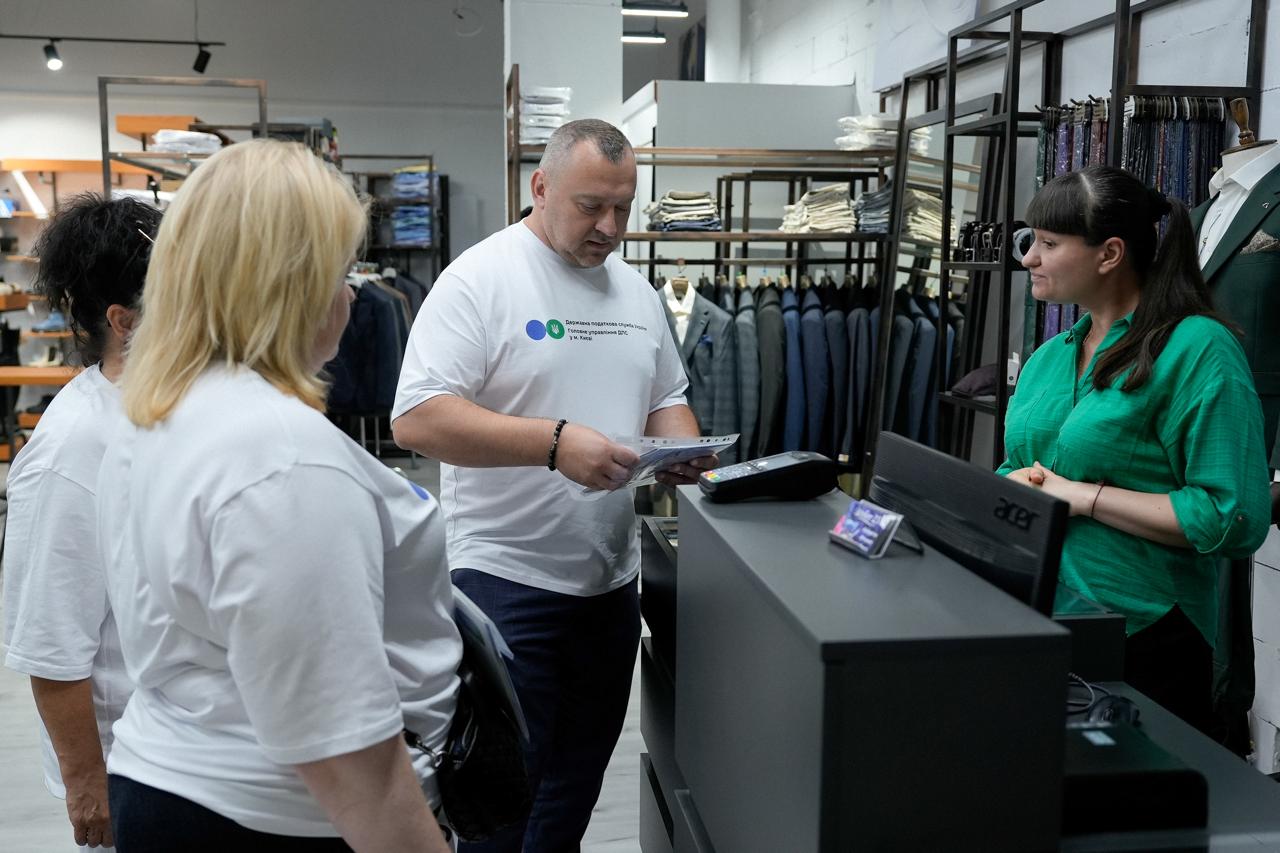 Столичні податківці консультують підприємців щодо податкових питань безпосередньо на робочих місцях . Фото № 4/3