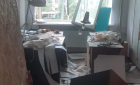 Внаслідок обстрілу Харківщини в Ізюмі пошкоджено будівлю податкової та поранено працівницю. Фото № 1/0