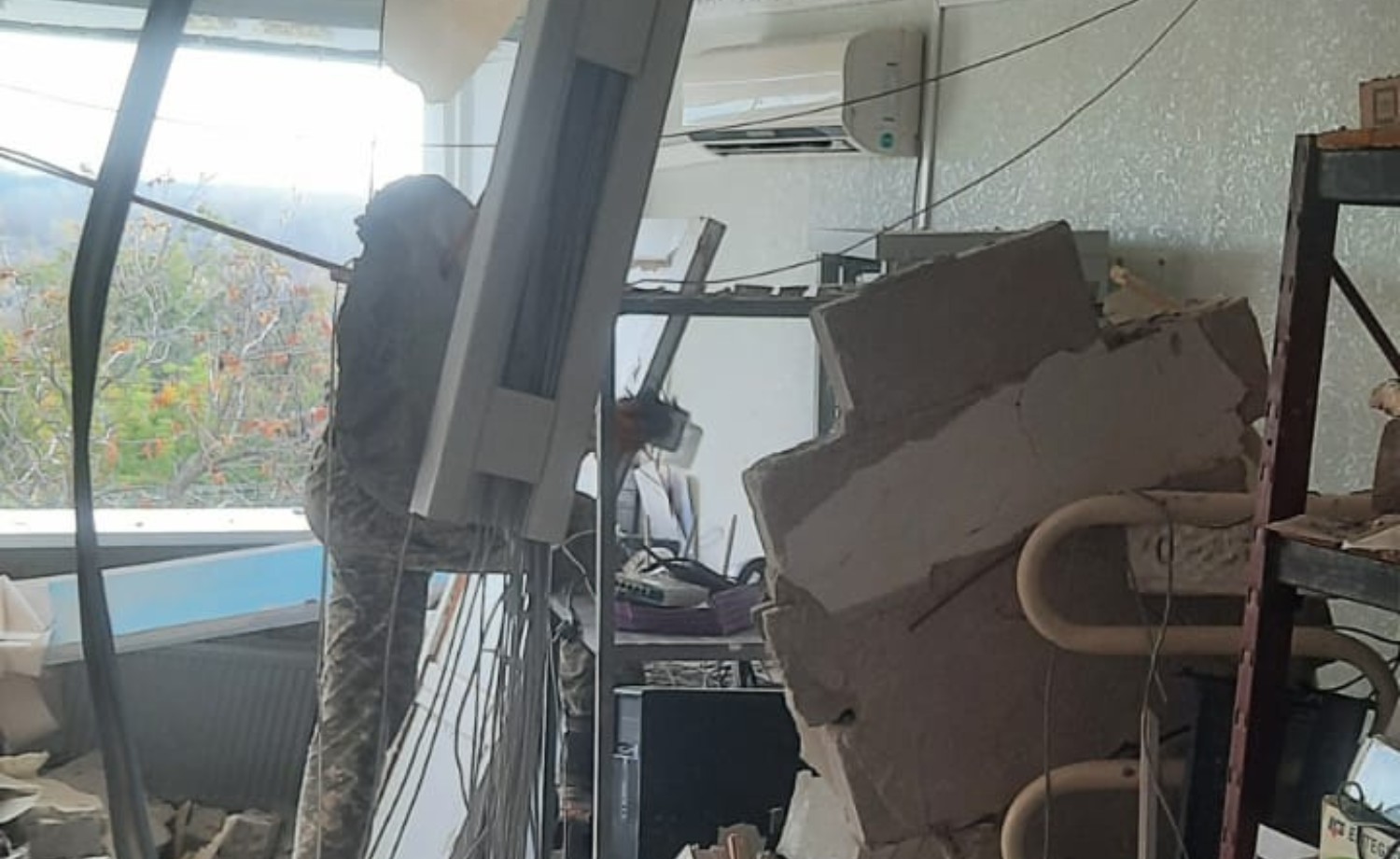 На Харківщині внаслідок ворожого обстрілу пошкоджено будівлю податкової інспекції. Фото № 3/2